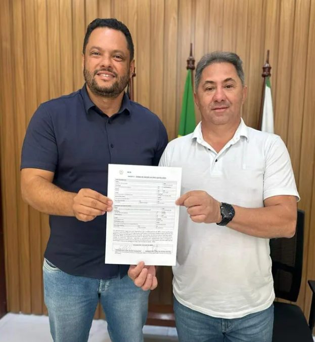 Prefeito Miranda Neto e o diretor-presidente do IPSOL, Guilherme Souto Batista, assinaram Termo de Adesão ao Pró-Gestão RPPS.